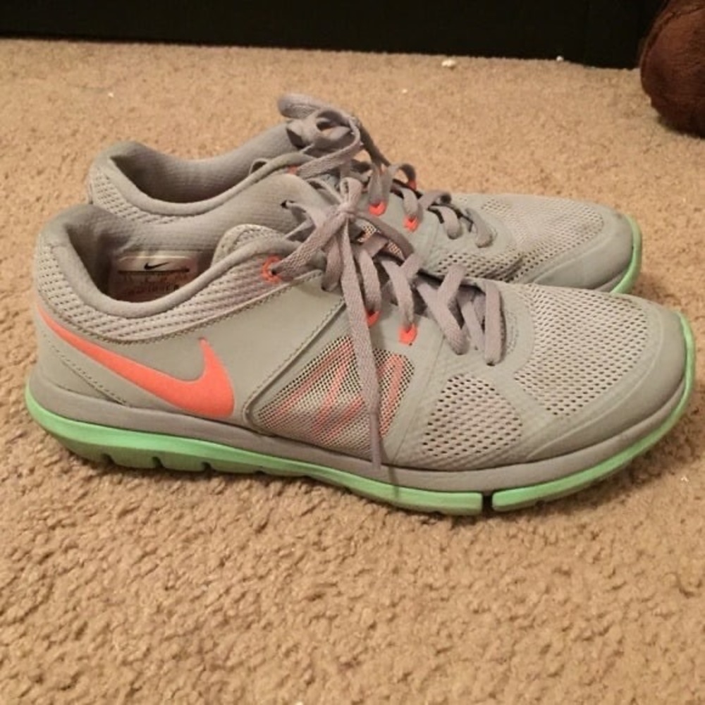 Nike shoes size 8.5 running tennis shoes